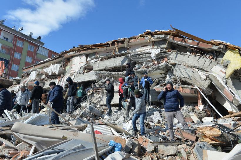 O altă minune în Turcia. O femeie a fost găsită vie sub ruine, după 100 de ore