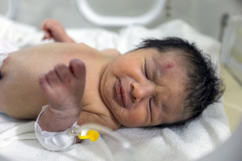Mii de persoane vor să adopte fetița care s-a născut sub dărâmături în Siria
