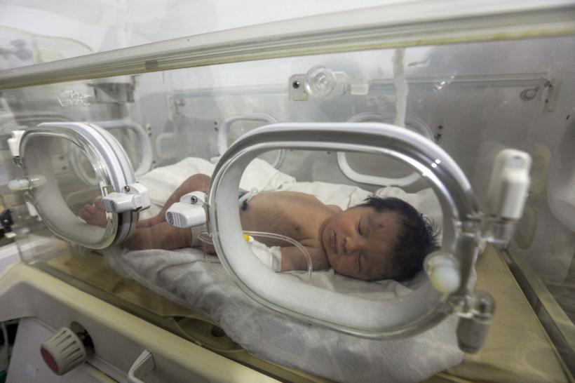 Mii de persoane vor să adopte fetița care s-a născut sub dărâmături în Siria 18824945