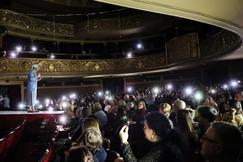 VIDEO Sala Mare a Teatrului Național din Timișoara, pană de curent. O SCRISOARE PIERDUTĂ s-a jucat cu scena luminată de spectatori, cu telefoanele