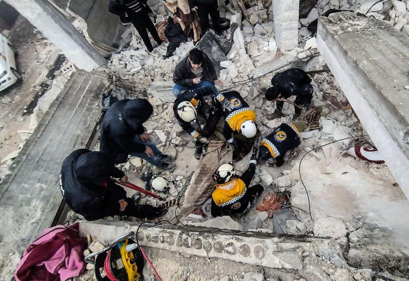 Miracol în Turcia! O familie de cinci persoane a fost salvată din casa prăbușită 