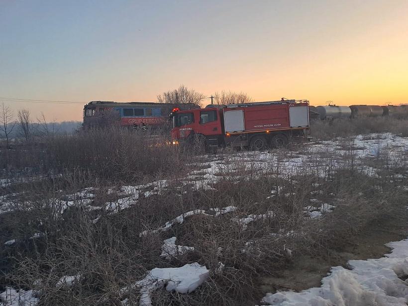 Locomotiva unui tren de marfă a luat foc în Dâmbovița