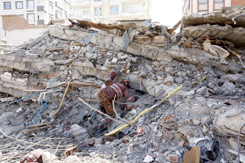 Antreprenorii clădirilor care s-au prăbușit la cutremur, REȚINUȚI de autoritățile din Turcia