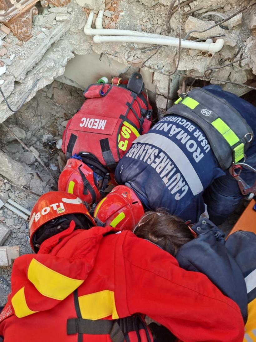 VIDEO Salvatorii români au scos de sub dărmături un bărbat 18825219