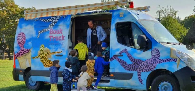 Fondatorul Asociației Culturale „Cărțile pe Față”,Victor Miron, inaugurează cel de-al doilea BookTruck, bibilioteca mobilă pentru copiii de la sate