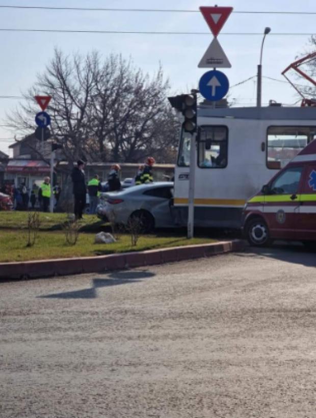 Accident grav în București. Un tramvai a lovit în plin BMW-ul lui Lino Golden. Cântărețul este rănit 18825912