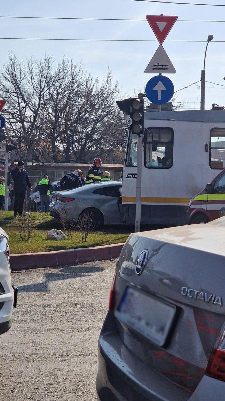 Accident grav în București. Un tramvai a lovit în plin BMW-ul lui Lino Golden. Cântărețul este rănit 18825918