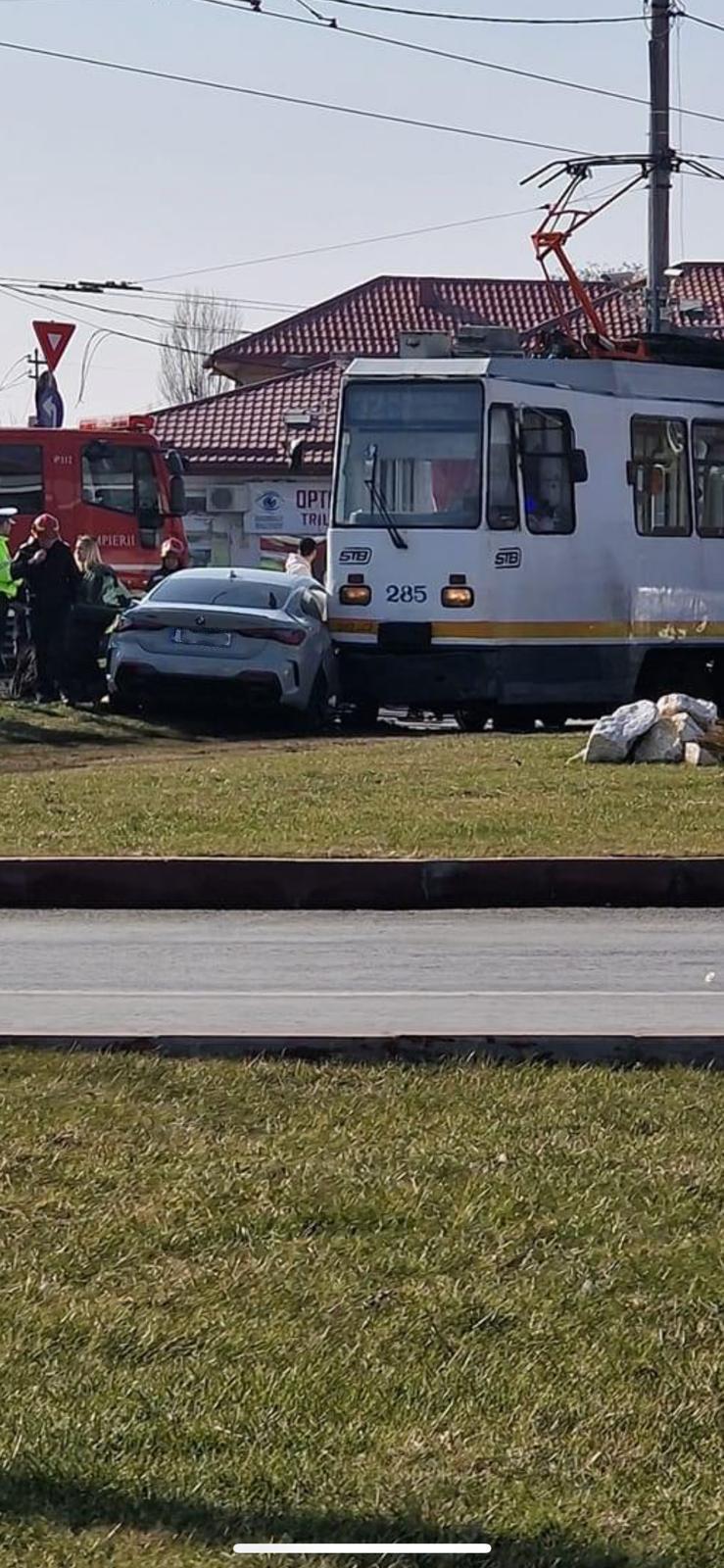 Accident grav în București. Un tramvai a lovit în plin BMW-ul lui Lino Golden. Cântărețul este rănit 18825919