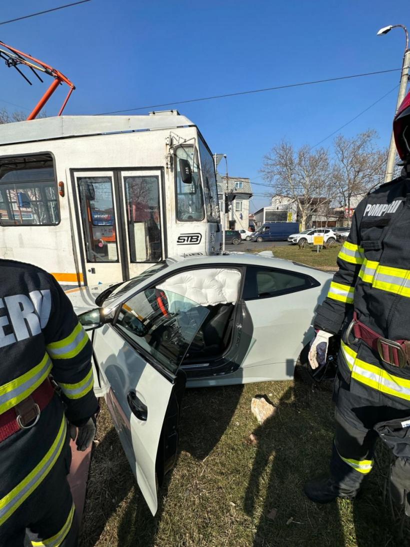 Accident grav în București. Un tramvai a lovit în plin BMW-ul lui Lino Golden. Cântărețul este rănit 18825920