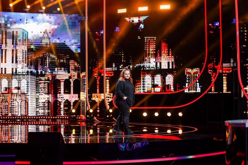 Jurații iUmor, emoționați de momentul unei concurente care a supraviețuit după ce a căzut de la etajul 8 al unui bloc. Cătălin Bordea: „Am văzut-o la știri! Mi-era greu să cred că este în fața mea“ 18825890