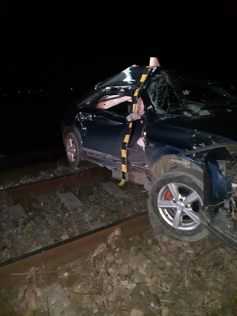 La un pas de tragedie: O mașină condusă de o tânără de 22 de ani a fost lovită în plin de tren 