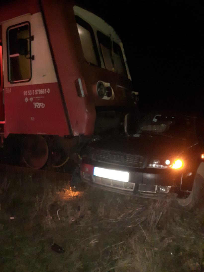 La un pas de tragedie: O mașină condusă de o tânără de 22 de ani a fost lovită în plin de tren  18826038