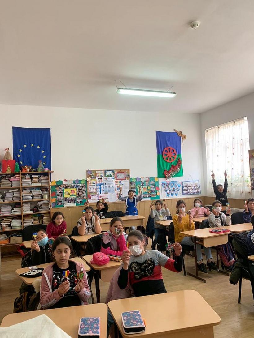 Abandon școlar prevenit cu pixuri și un dulap cu bunătăți 18825940