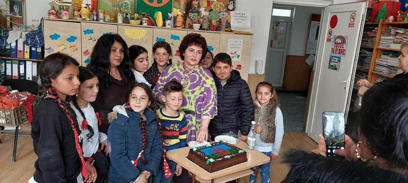 Abandon școlar prevenit cu pixuri și un dulap cu bunătăți 18825941