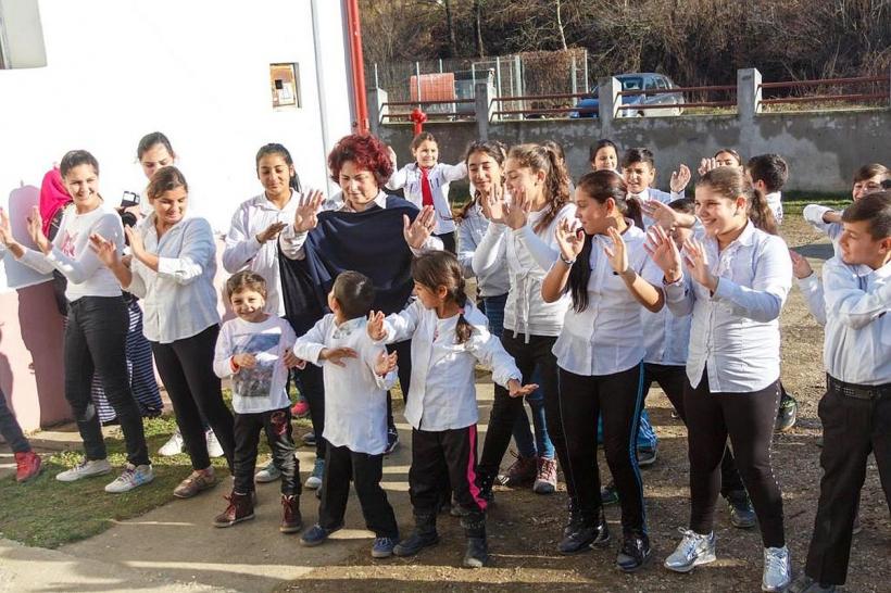 Abandon școlar prevenit cu pixuri și un dulap cu bunătăți 18825942