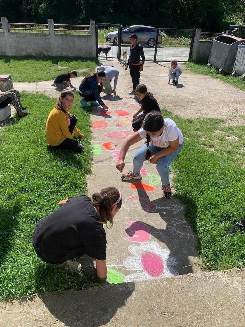 Abandon școlar prevenit cu pixuri și un dulap cu bunătăți 18825944