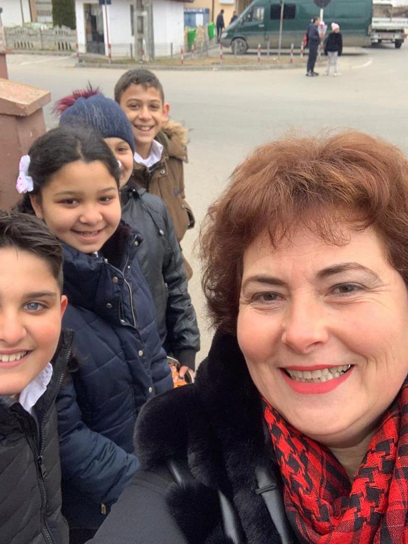 Abandon școlar prevenit cu pixuri și un dulap cu bunătăți 18825945