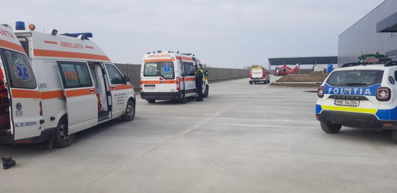 Accident de muncă în Timiș. Patru muncitori au căzut de la șase metri înălțime. Unul a fost transportat cu elicopterul SMURD la spital 18826127