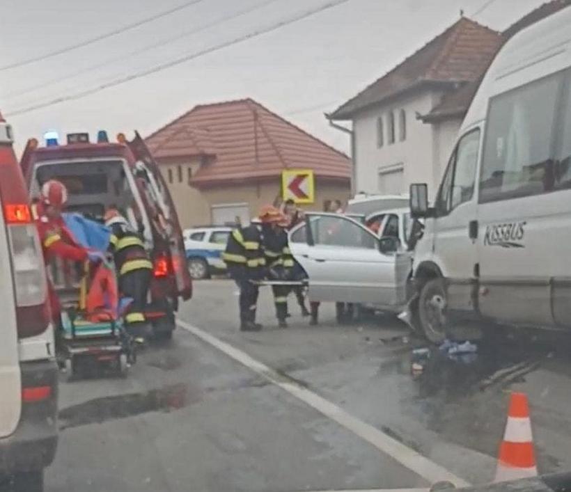 14 oameni, răniți în urma unui accident cu un microbuz și un autoturism, în Bihor 18826108