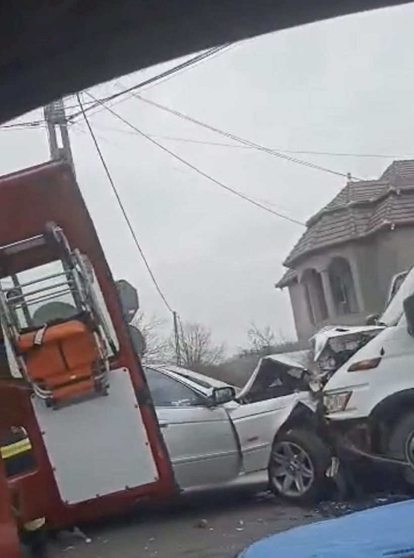 14 oameni, răniți în urma unui accident cu un microbuz și un autoturism, în Bihor 18826109
