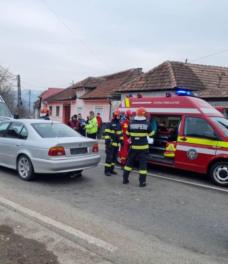 14 oameni, răniți în urma unui accident cu un microbuz și un autoturism, în Bihor 18826114
