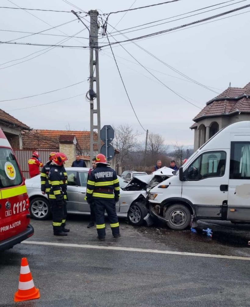 14 oameni, răniți în urma unui accident cu un microbuz și un autoturism, în Bihor