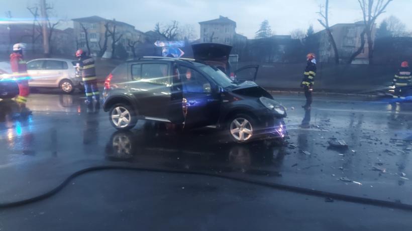 Carambol cu 3 mașini într-o intersecție din orașul Baia Mare. O persoană a murit și alta a fost rănită