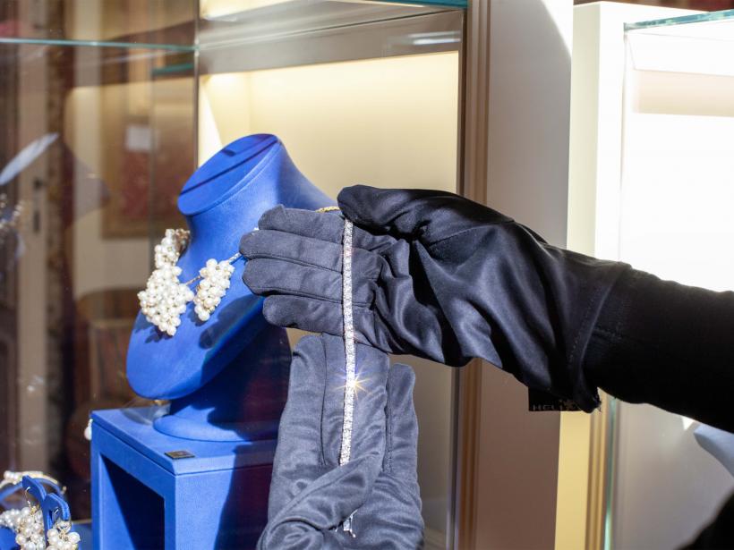 Cadoul-bijuterie al Reginei Elisabeta, scos la licitație 18826138