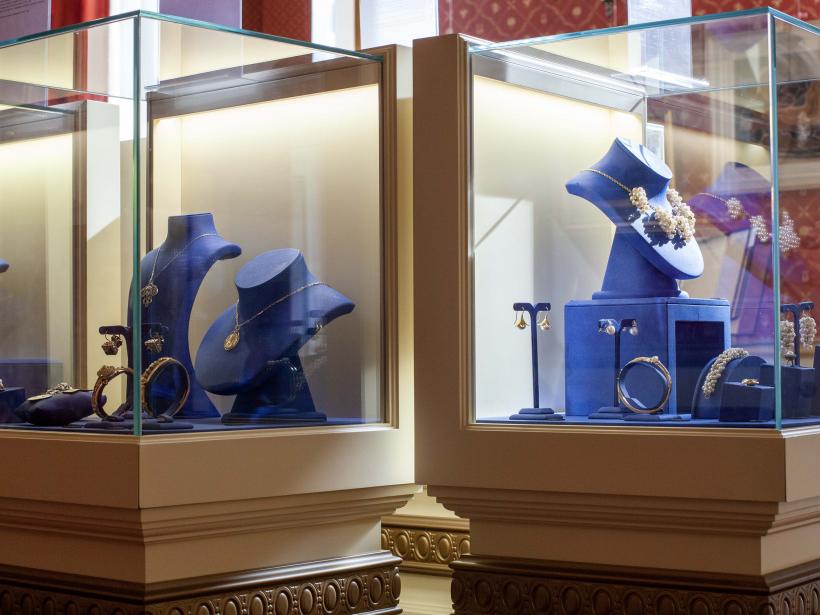 Cadoul-bijuterie al Reginei Elisabeta, scos la licitație 18826139