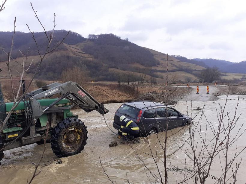 Trei persoane salvate dintr-o mașină blocată în râul Someș