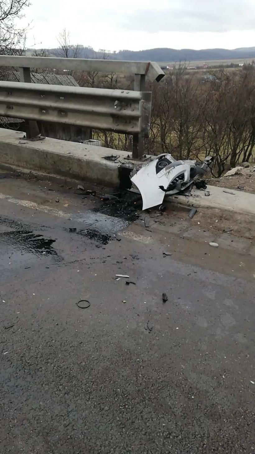 Accident grav în Suceava. Au intrat cu mașina într-un parapet. Două persoane au fost rănite 18826275