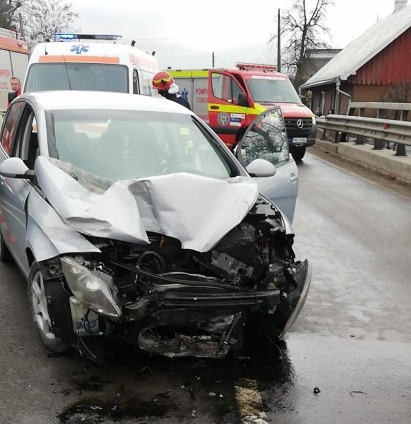 Accident grav în Suceava. Au intrat cu mașina într-un parapet. Două persoane au fost rănite 18826276