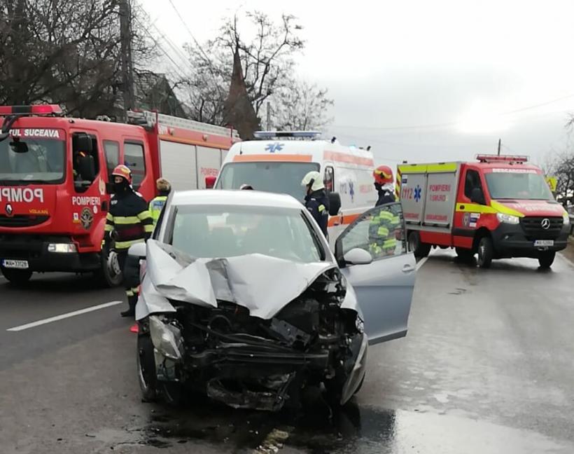 Accident grav în Suceava. Au intrat cu mașina într-un parapet. Două persoane au fost rănite