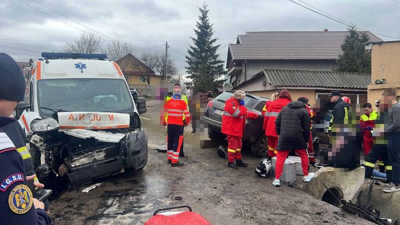 Ambulanță implicată într-un accident pe un drum județean din Iași. Cinci persoane au fost rănite
