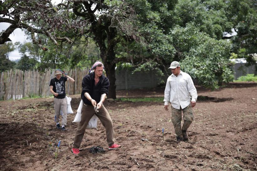 Concurenții, puși la munci grele în următoarea etapă America Express  Proba care le dă bătăi de cap la propriu  Doina Teodoru: ”A fost îngrozitor!” 18826303