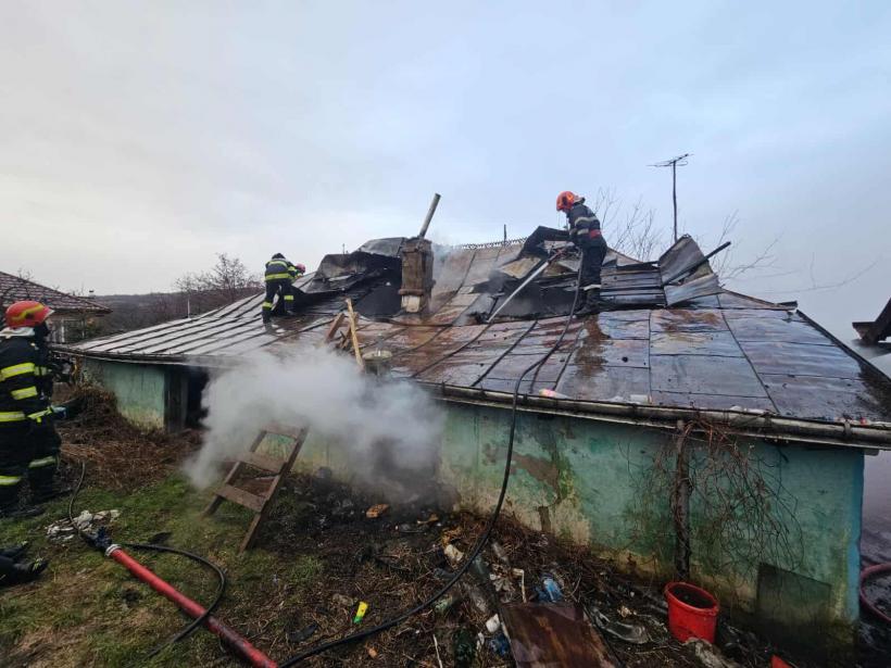 Incendiu puternic în localitatea Comarna din județul Iași. Două persoane au fost scoase carbonizate
