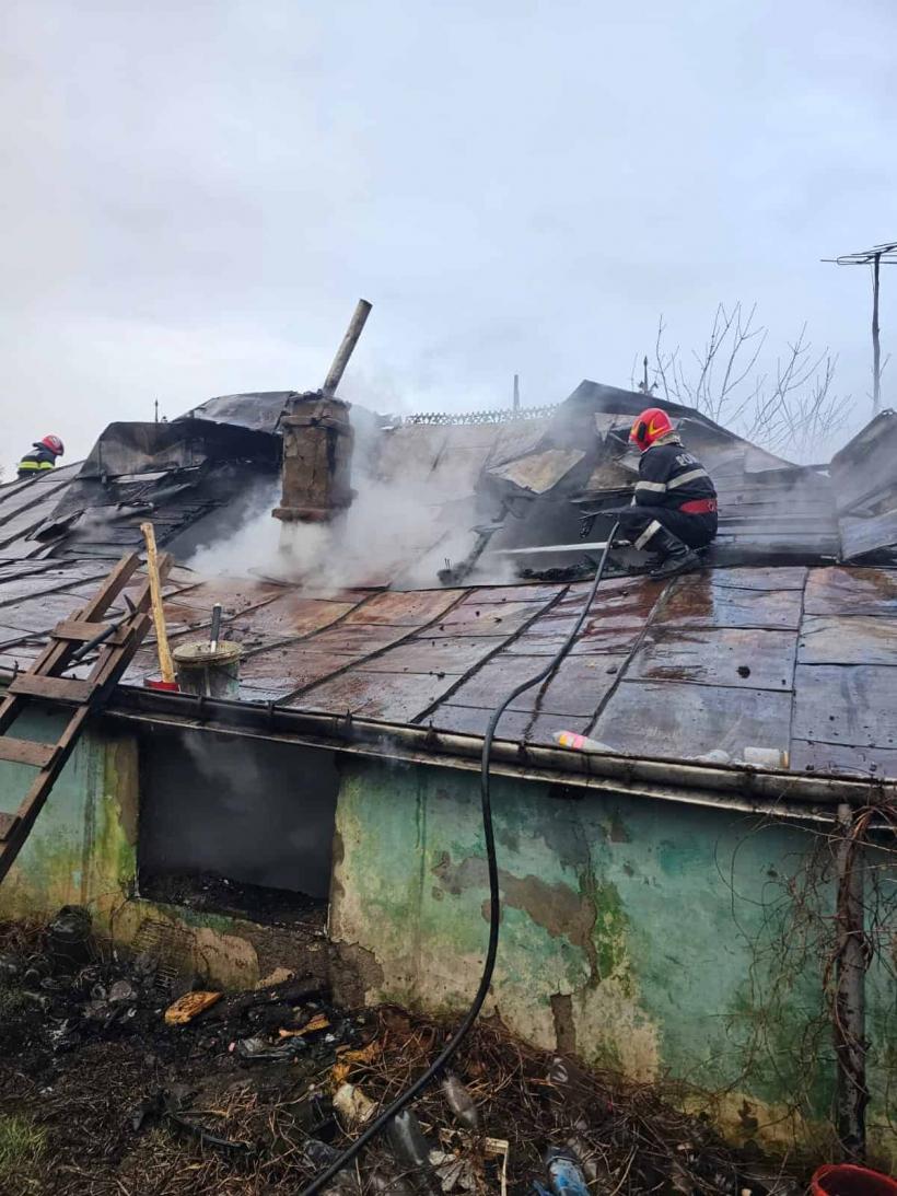 Incendiu puternic în localitatea Comarna din județul Iași. Două persoane au fost scoase carbonizate 18826279