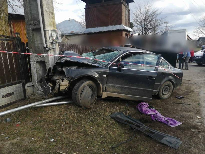 Accident în Suceava. Un autoturism care a intrat într-un stâlp de curent. Cinci persoane au fost rănite