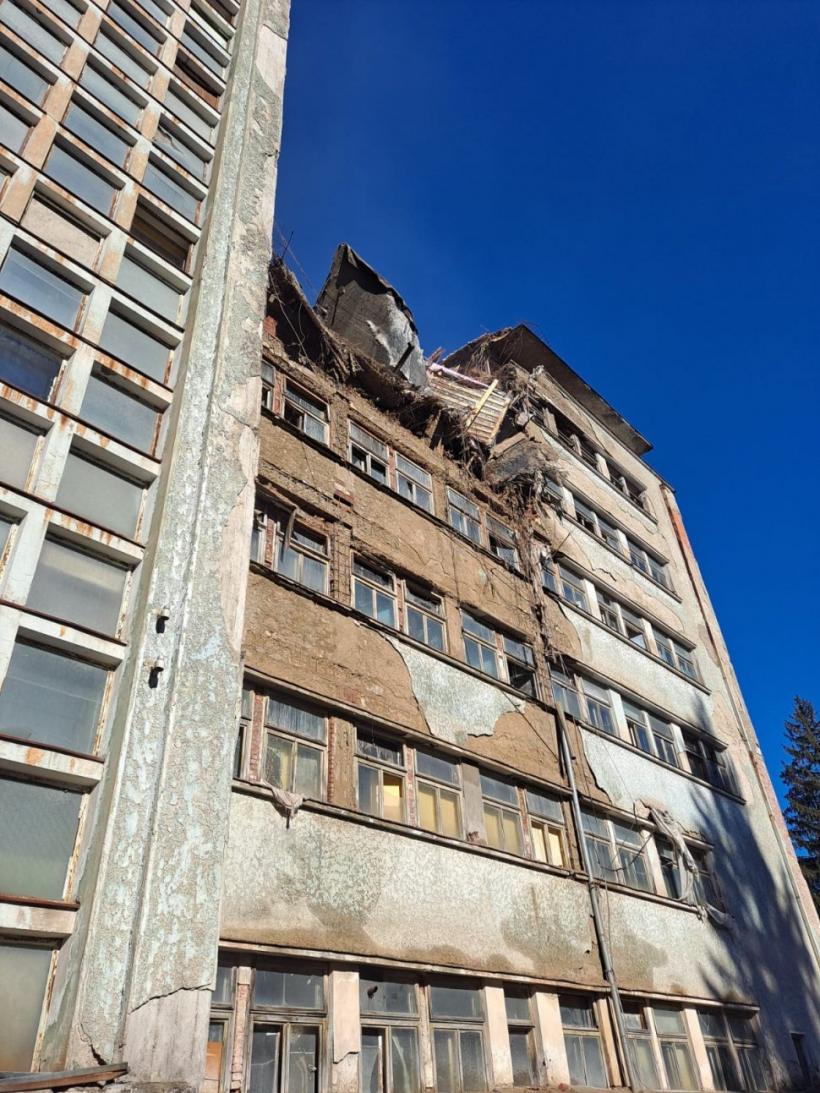 Acoperișul sanatoriului din Oradea s-a prăbușit. Circa 150 de pacienți au fost evacuați
