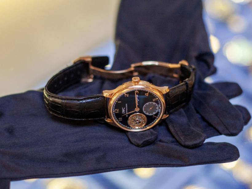 Ceasuri care reunesc nume celebre: James Bond, Ferrari, Traian Băsescu 18826987