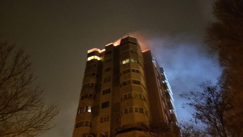 VIDEO Incendiu puternic în Constanța! Arde acoperisul unui bloc 