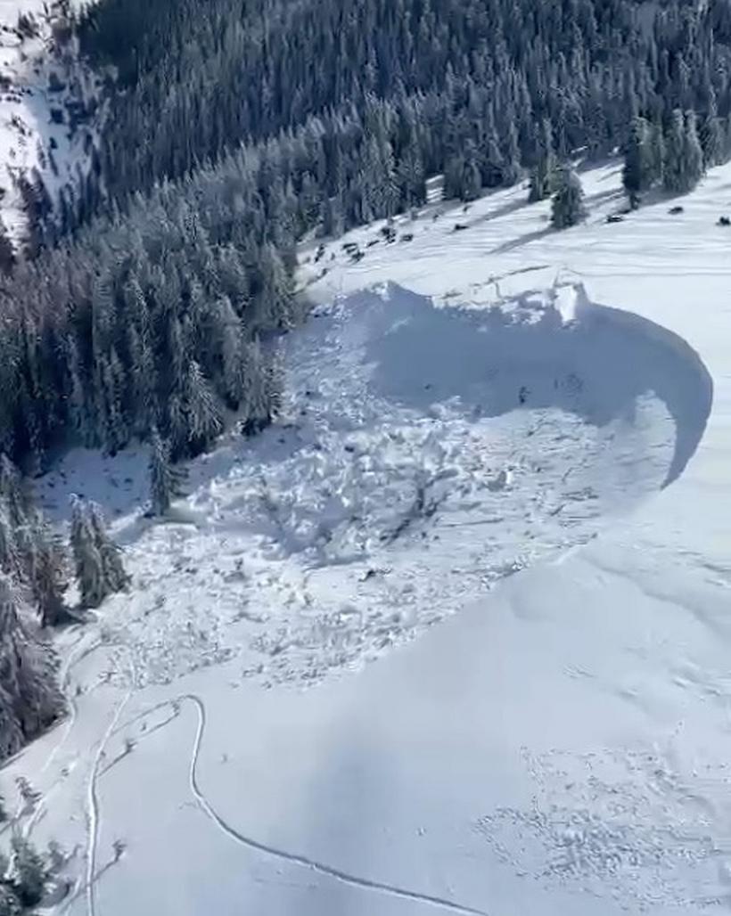 Turiști străini prinși de o avalanșă în Munții Rodnei. O persoană a murit, alte două au fost găsite în viață