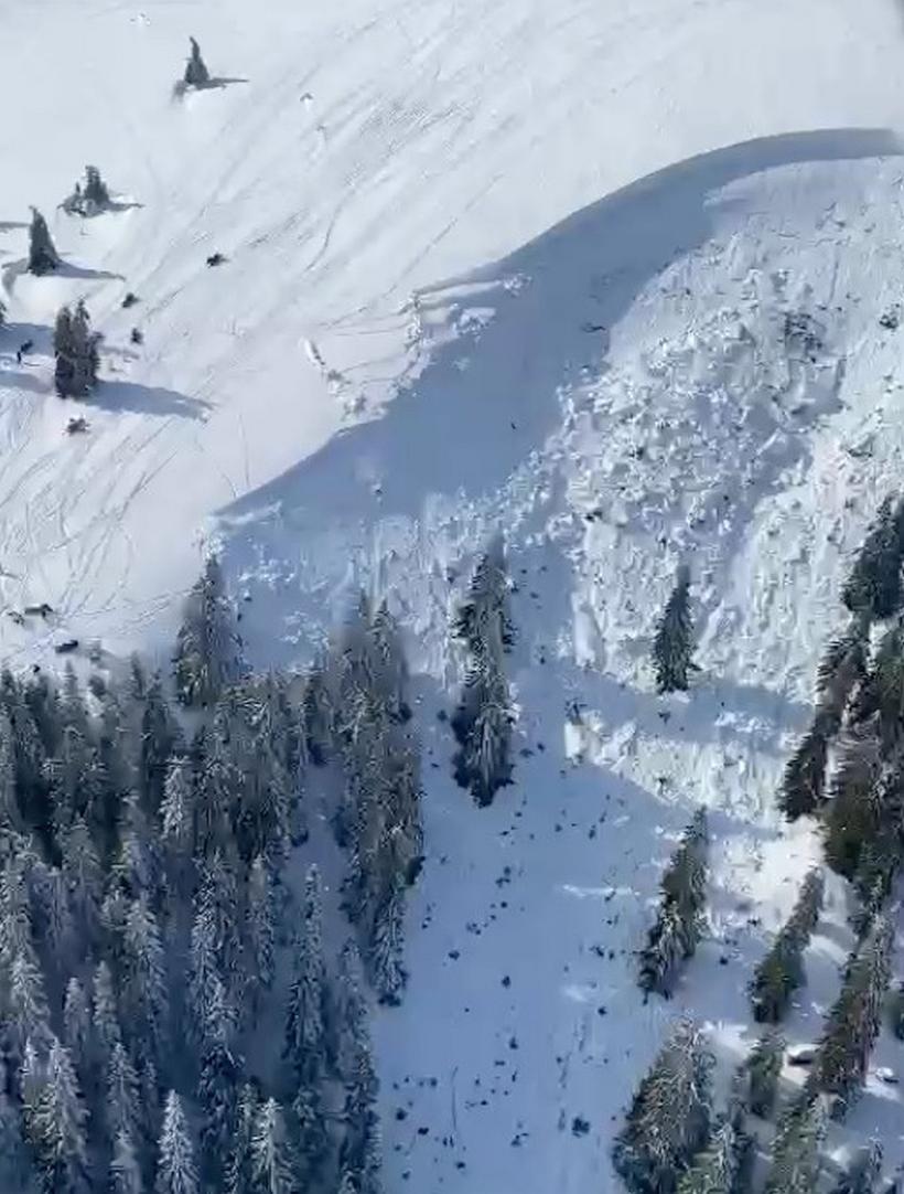 Turiști străini prinși de o avalanșă în Munții Rodnei. O persoană a murit, alte două au fost găsite în viață 18826991