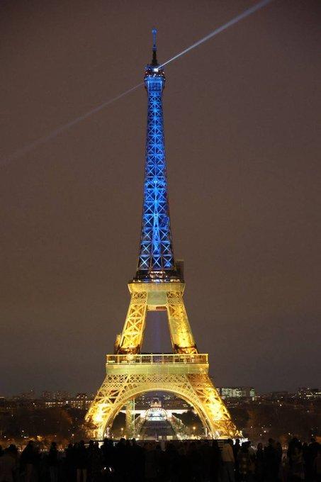 Turnul Eiffel a fost iluminată în culorile Ucrainei