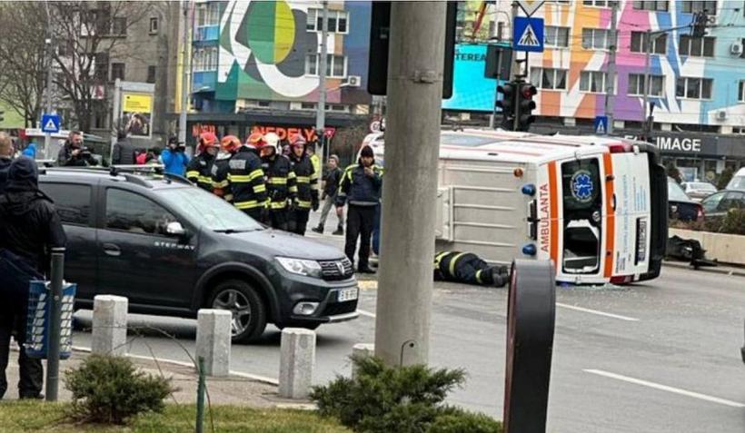 O ambulanță în care se afla o pacientă a fost izbită de un autoturism lângă Pasajul Unirii din București