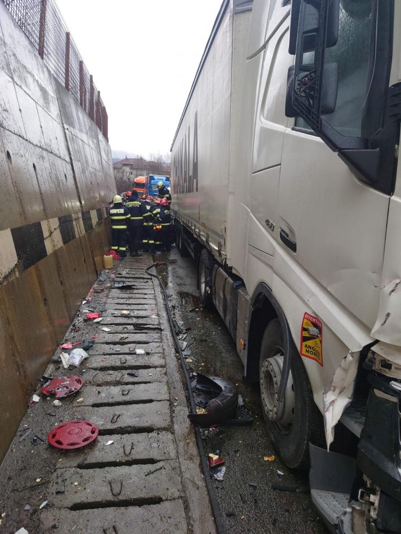 Un bărbat a murit după ce mașina pe care o conducea a intrat pe contrasens și a lovit un tir 18827265