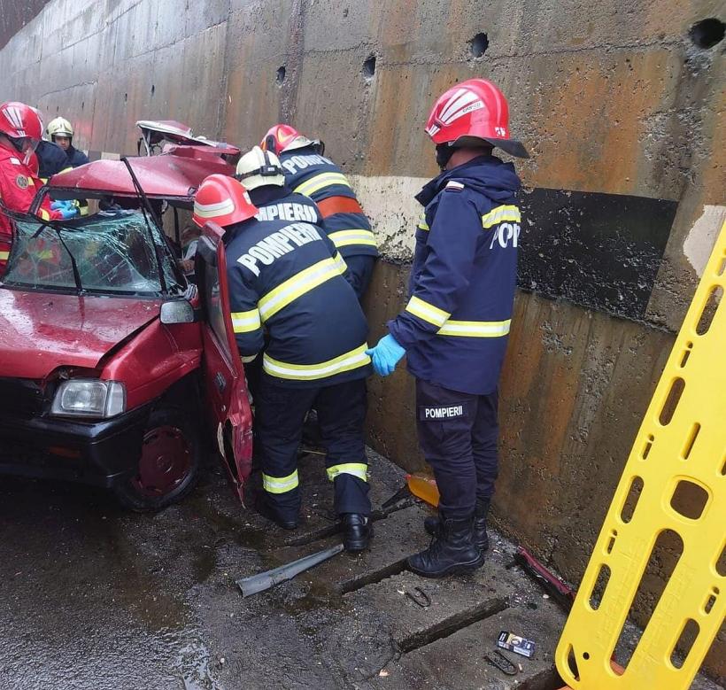 Un bărbat a murit după ce mașina pe care o conducea a intrat pe contrasens și a lovit un tir 18827266