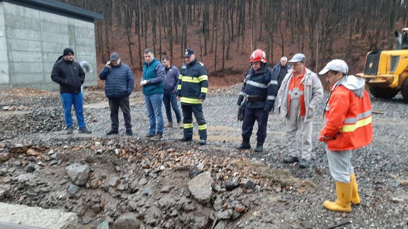 Trafic auto îngreunat de aluviuni la ieșirea din orașul Cavnic 18827259