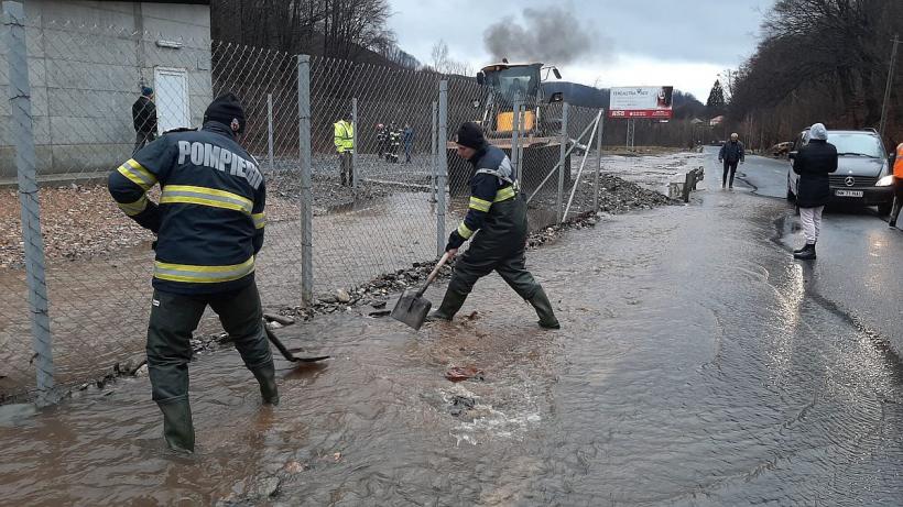 Trafic auto îngreunat de aluviuni la ieșirea din orașul Cavnic 18827263