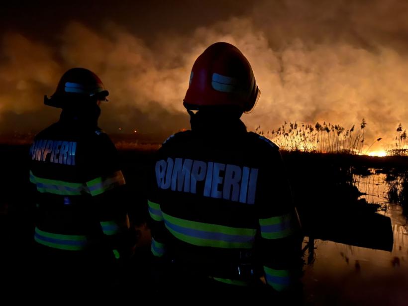 Incendiu uriaș de vegetație stuficolă în apropiere de Satu Nou, județul Tulcea